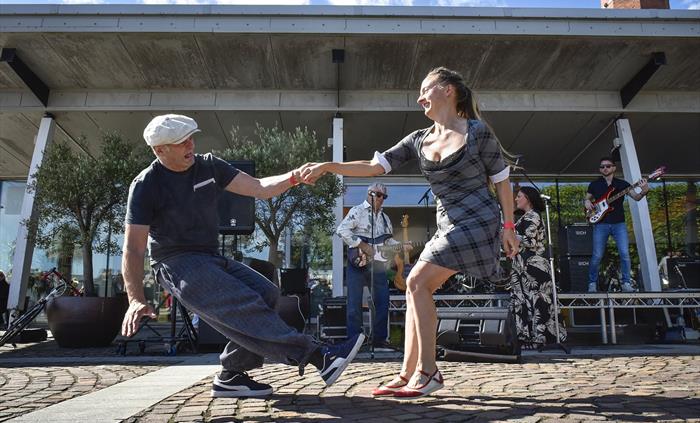 Couple dancing in the street at the Swansea Jazz Festival